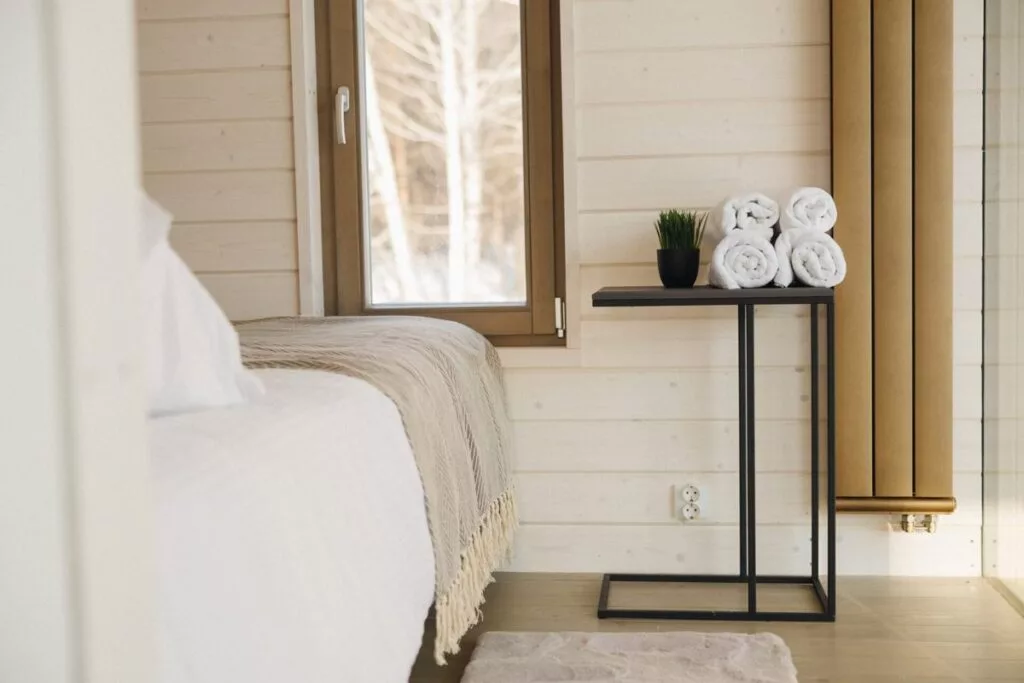 Дом WOOD HOUSE 43 м² с камином и просторной гостиной до 4 гостей: спальня у окна