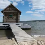 База отдыха Старая пристань в Бердске, общий вид: баня на плаву у понтона