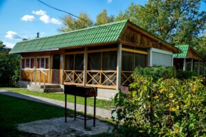 Четырёхместный домик с открытой верандой, таких несколько