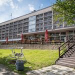 Гостиница Репинская в Репино, общий вид: сад и терраса ресторана