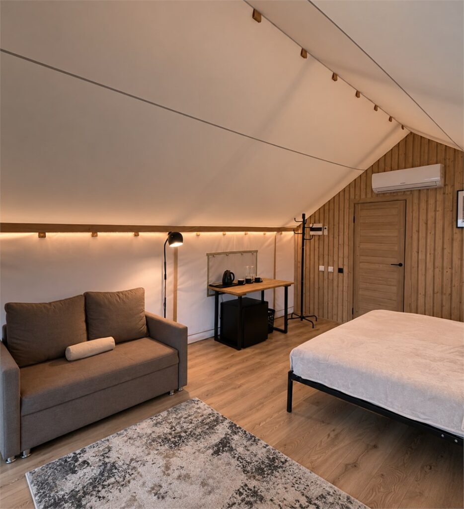 Tent-house 35 м² с крытой террасой и фурако до 3 гостей, 5 тентов: кресло-кровать и спальня