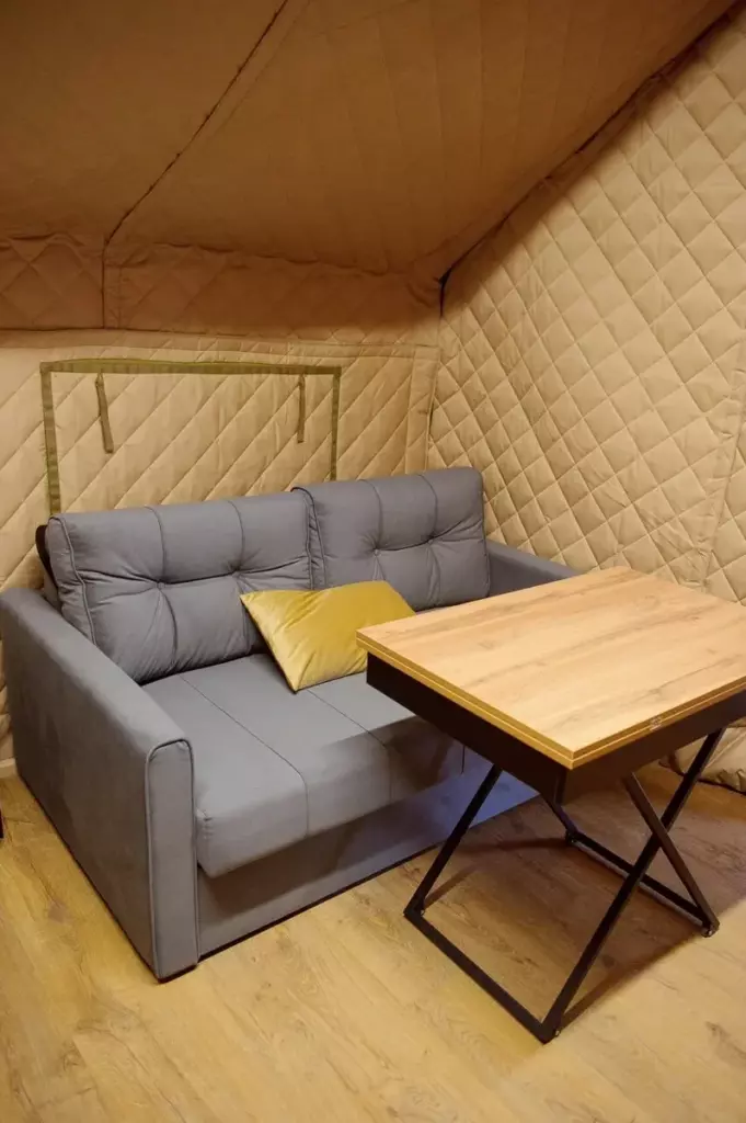 Круглогодичный сафари-тент с террасой и видом на лес, до 4 гостей: диван и столик