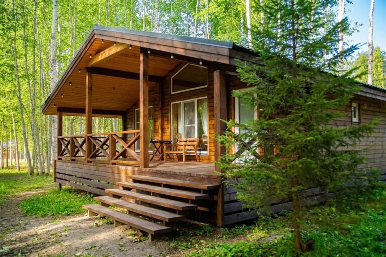 Дом в лесу с большой крытой террасой до 4 гостей