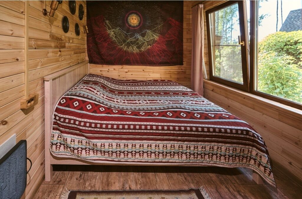 Дом Феникса с камином и панорамой на лес до 4 гостей: спальня с расписной стеной