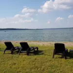 База отдыха Старая пристань в Бердске, общий вид: пляж с шезлонгами у воды