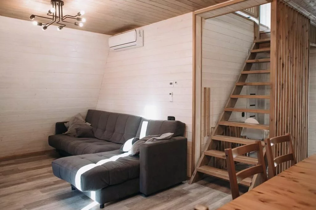 Большой A-frame №5 с тремя спальнями до 8 гостей: гостиная и лестница