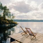 Глэмпинг Вили Улей Карелия, общий вид: шезлонги на настиле у воды