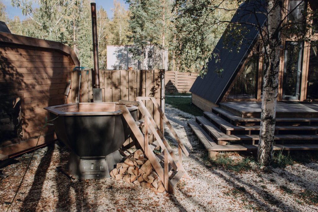 Малый A-frame Sun №2 с качелью и чаном до 4 гостей, Парк-отель «Дача» в Верхнем Дуброво: банный чан у дома