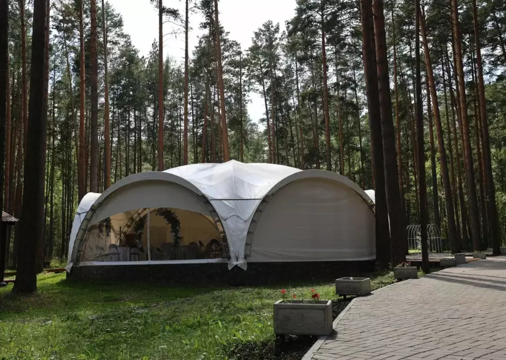 Банкетный шатёр Bliss Hall для свадеб до 100 гостей, База отдыха «ДухЛес» у Белоярского водохранилища: шатёр среди сосен