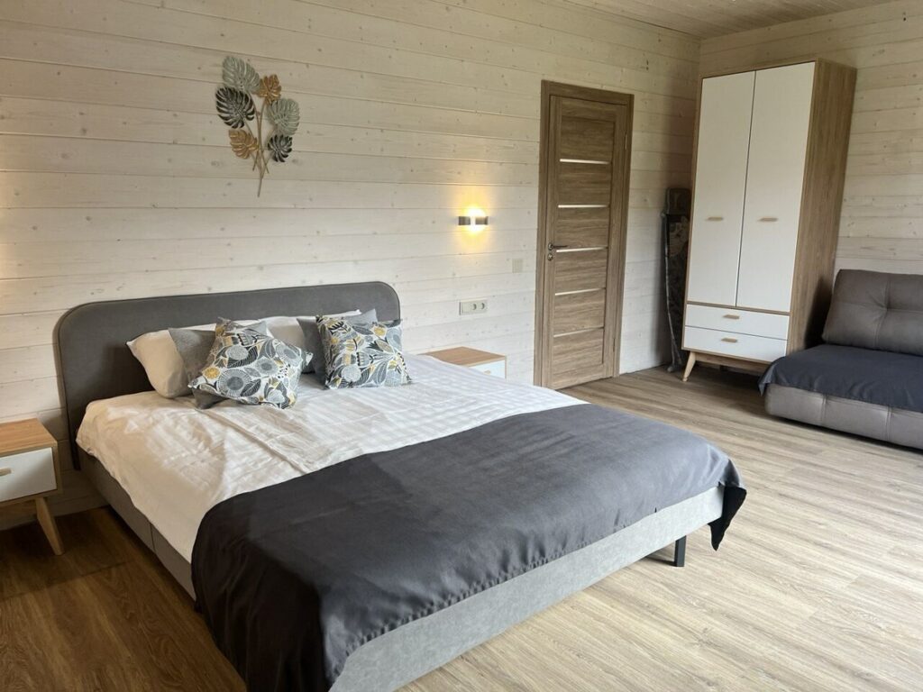 Большой коттедж 150 м² на первой линии озера до 9 гостей, Парк-отель «Хутор Ярви»: первая спальня