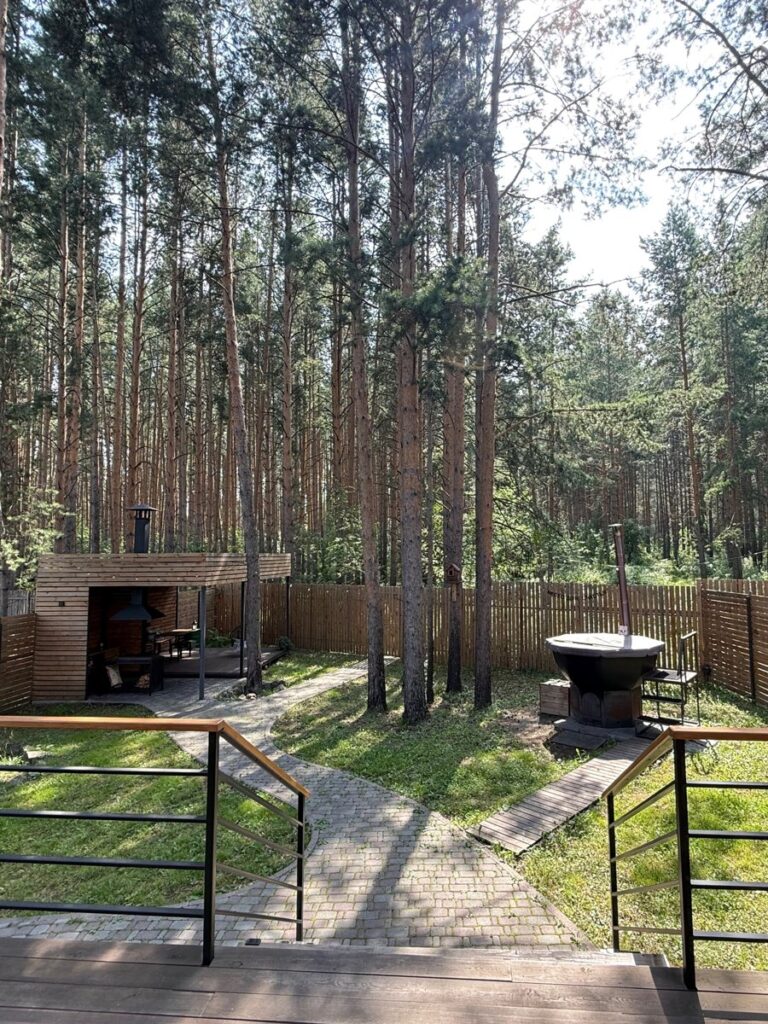 A-фрейм с камином и баней в доме до 4 гостей, A-frame «Горки» в посёлке Резиденция: двор и беседка