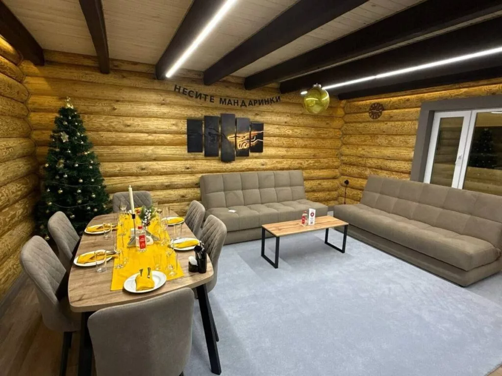 Двухэтажный коттедж Amour House до 8 гостей: гостиная с обеденным столом