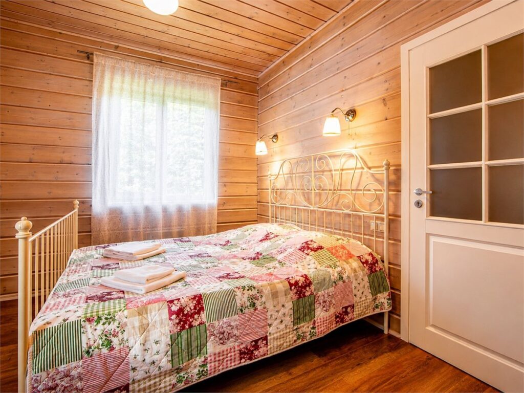 Гранд-коттедж 230 м² с камином и сауной до 14 гостей: спальня под крышей