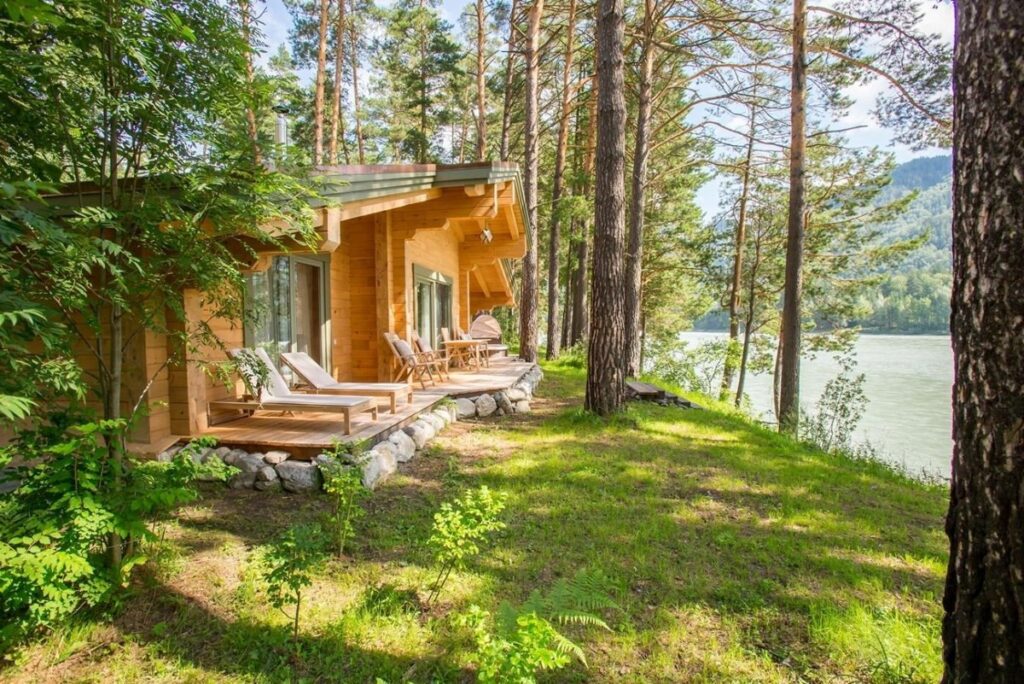 Семейное шале 110 м² с камином на берегу Катуни до 5 гостей: шале у реки среди сосен
