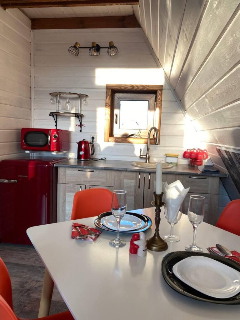 A-Frame 42 м² с купелью и креслом-гамаком до 4 гостей: обеденный стол