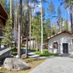 Загородный комплекс Исетское городище в посёлке Исеть, общий вид: дорожка между домами