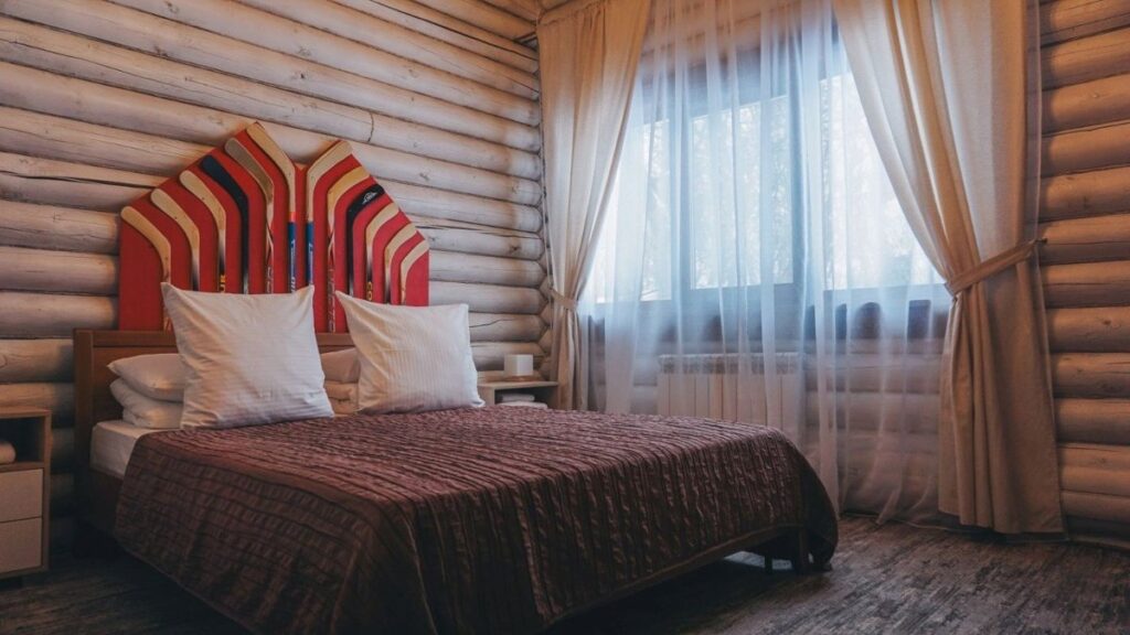 Большой сруб на 100 м² до 10 гостей: спальня с двуспальной кроватью