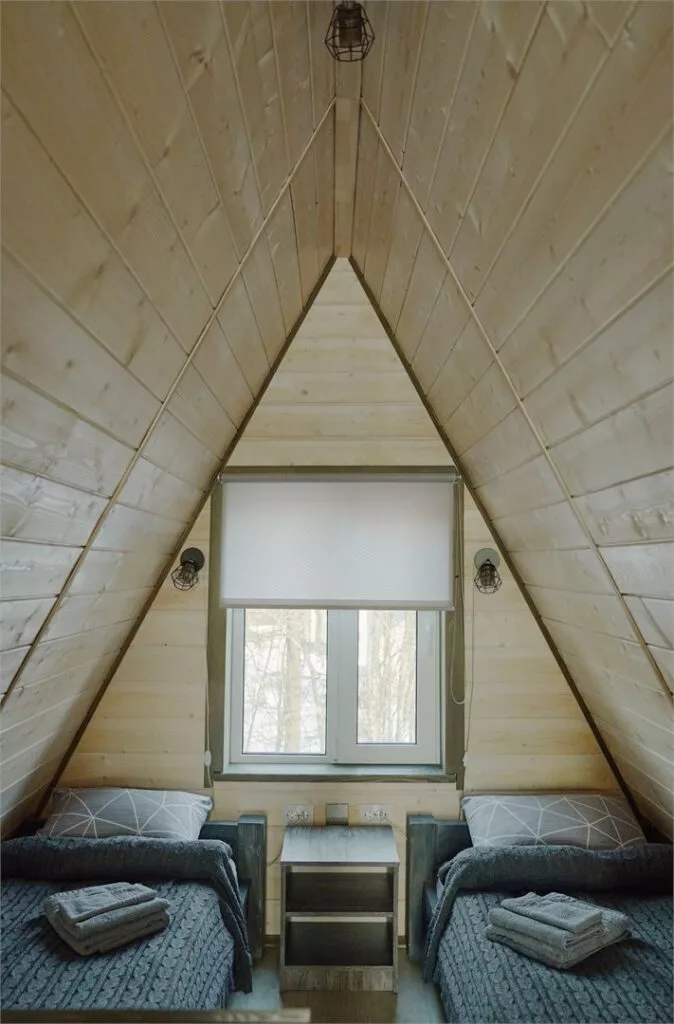 Шале Dream House среди валунов с террасой: спальня с двумя кроватями