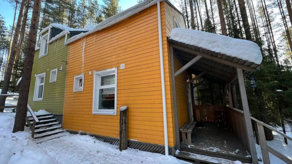 Коттедж с сауной и мангальной зоной, 2 одинаковых дома до 10 гостей: коттедж и терраса