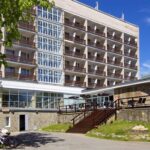 Гостиница Репинская в Репино, общий вид: корпус гостиницы летом