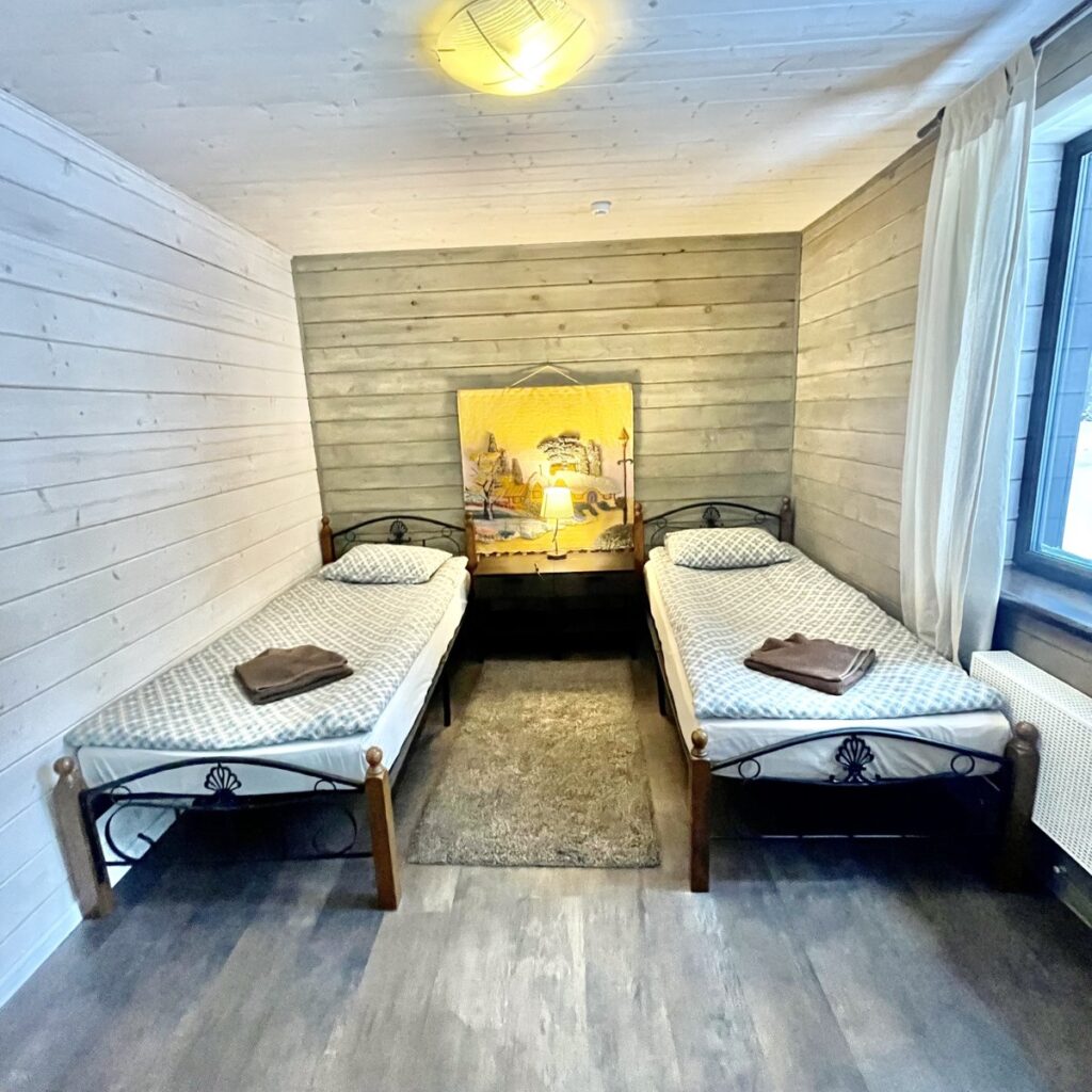 Большой коттедж 240 м² с видом на озеро до 6 гостей: спальня с двумя кроватями