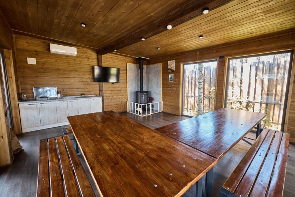 Тёплый дом «Тайах» с террасой 60 м² и камином до 20 человек, Гриль-парк «Академус» в Академическом: длинный стол и кухня