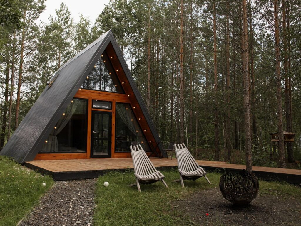 Малый A-frame 2 в серых тонах с гамаком до 4 гостей, A-frame домики Forest Tale в Дегтярске: дом, шезлонги и костровая чаша
