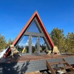 Глэмпинг Хвоя Village, общий вид: A-фрейм с крыльцом и террасой