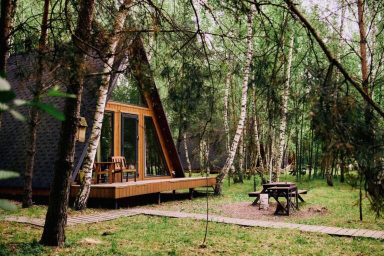 Маленький A-frame дом 36 м² с подвесным креслом, шесть одинаковых, до 4 гостей