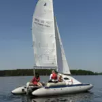 Глэмпинг Мыс на Горьковском море, общий вид: парусный катамаран в море
