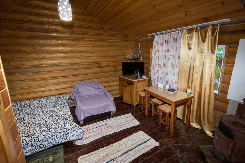Изба №4 в старорусском стиле с печью до 3 гостей: комната с печкой
