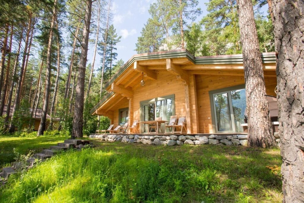 Семейное шале 110 м² с камином на берегу Катуни до 5 гостей: шале и лужайка