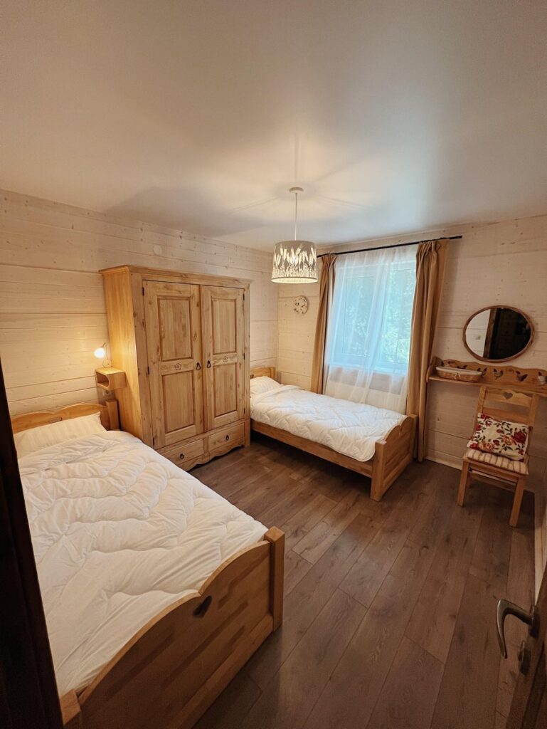 Большое шале 120 м² с камином и четырьмя спальнями до 10 гостей: спальня с кроватями