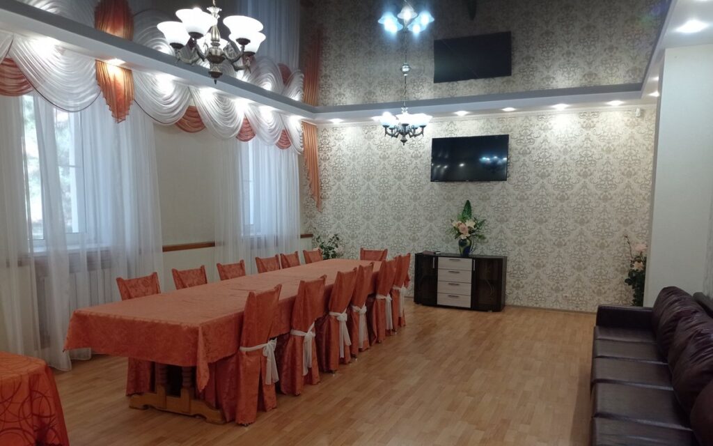Дом №22 с шестью спальнями и сауной до 12 гостей: банкетная комната на первом этаже
