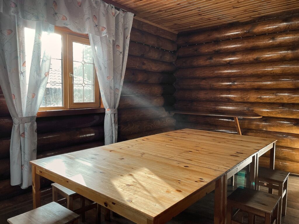 Бревенчатый коттедж с баней и бассейном до 10 гостей: стол у окна