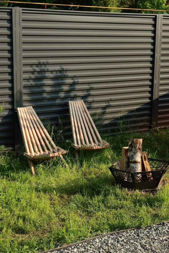 Два одинаковых A-frame дома с баней, фурако и бассейном до 8 гостей: шезлонги у дома