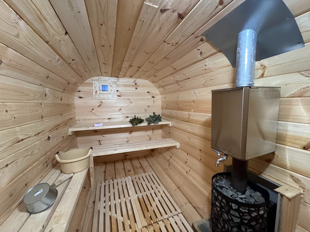 Два одинаковых A-frame дома с баней, фурако и бассейном до 8 гостей: баня-бочка внутри