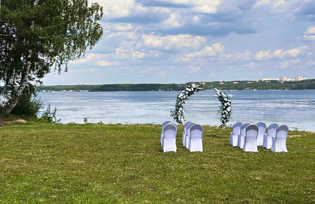 Банкетный шатёр Bliss Hall для свадеб до 100 гостей, База отдыха «ДухЛес» у Белоярского водохранилища: арка у воды для регистрации