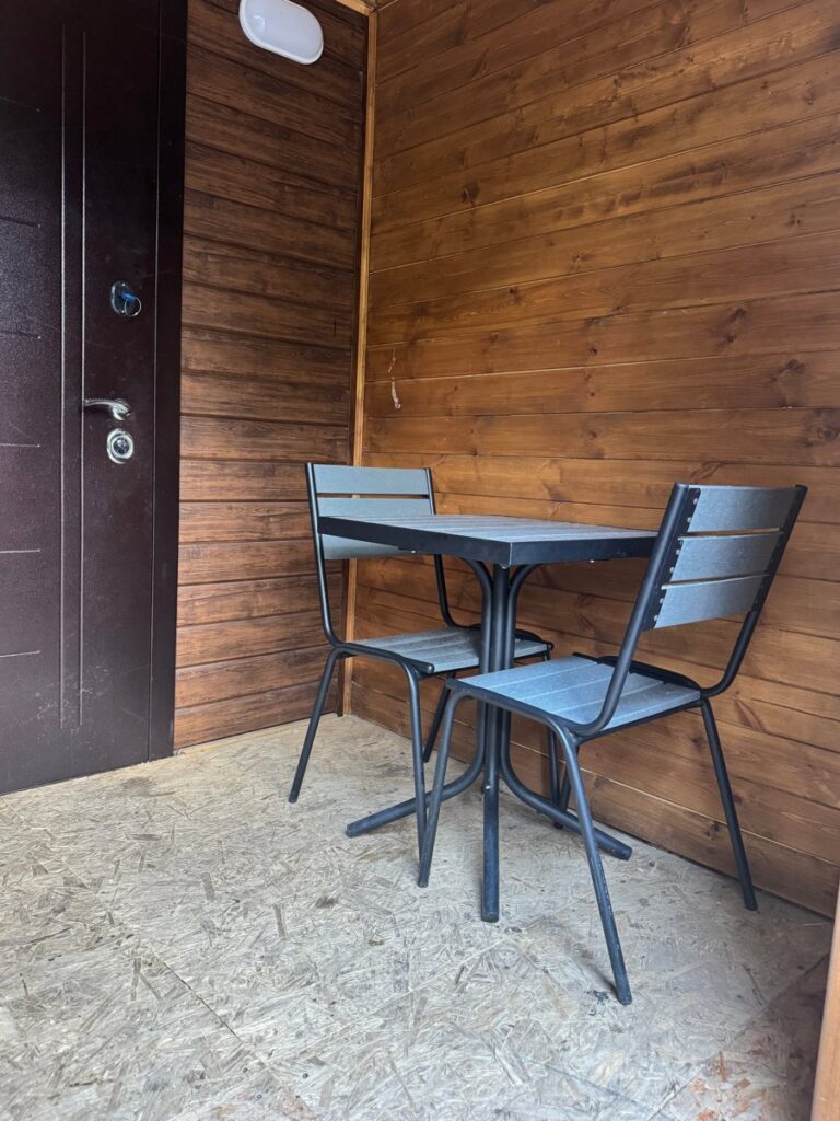 Семейный домик с кухней, балконом и мангалом в сосновом бору до 5 гостей: столик у входа