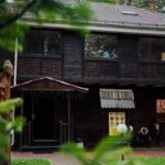 Зона отдыха Логово в Заельцовском парке, общий вид: главный корпус в соснах