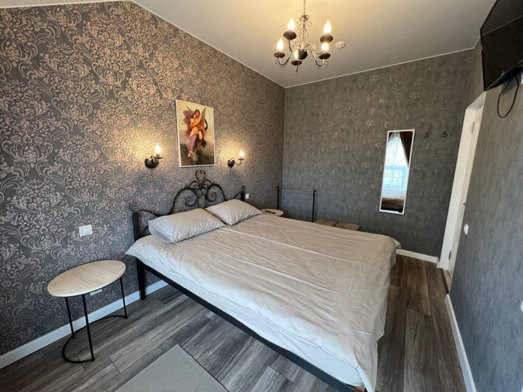 Дом «Шато» 250 м² с каминным залом и шестью спальнями до 12 гостей: спальня