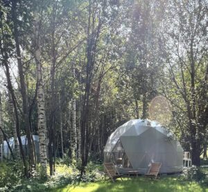 Большая сфера 50 м² с панорамным окном до 4 гостей