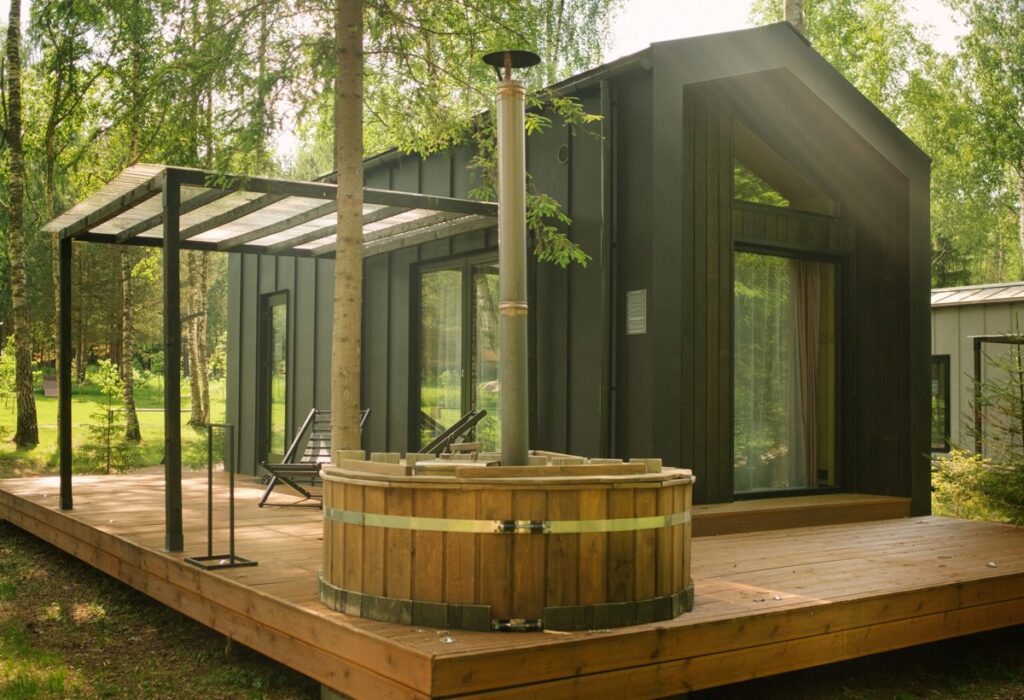 Двухуровневый дом-студия 24 м² до 4 гостей, дом №9, База отдыха BarnHouse: купель фурако на террасе