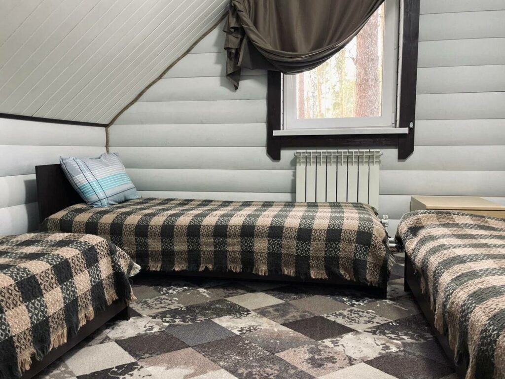 Банкетный коттедж №5 с беседкой до 14 гостей, База отдыха «Нептун» в Заречном: комната с тремя кроватями