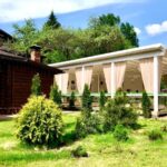 Белая веранда 9 на 10 м у пруда до 28 гостей, Гостиничный комплекс LogHouse: белая веранда в саду
