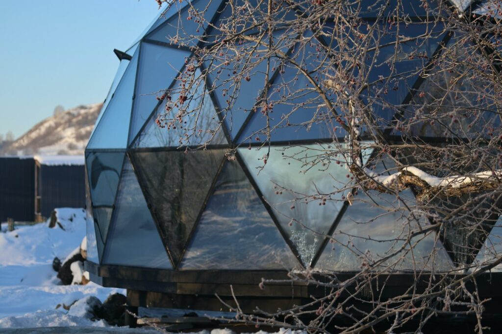 Зеркальная полусфера Neodome со стеклянным потолком до 4 гостей: зеркальное остекление