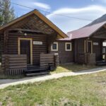 Туристический комплекс Расул в Акташе, общий вид: бревенчатые домики