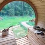 Глэмпинг Vlesu glamping у деревни Шульгино, общий вид: вид из бани-бочки на лес
