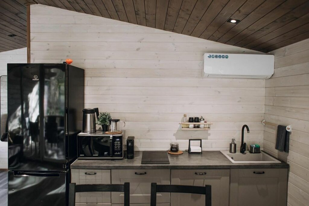 Barn House №1 с крытой террасой до 6 гостей, Парк-отель «Дача» в Верхнем Дуброво: кухня с кофемашиной