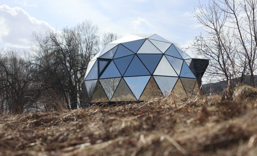 Зеркальная полусфера Neodome со стеклянным потолком до 4 гостей: полусфера на берегу